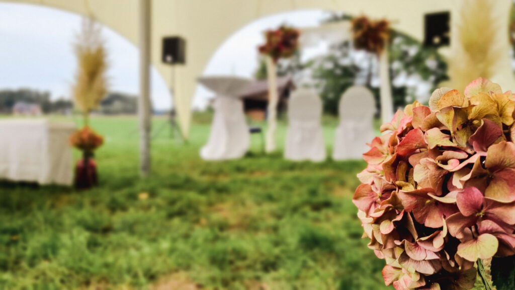 Blumen schmücken freie Trauzeremonie