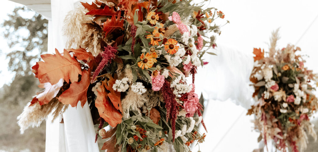Blumendekoration bei einer Hochzeit in der Festscheune Hecheltjens Hof
