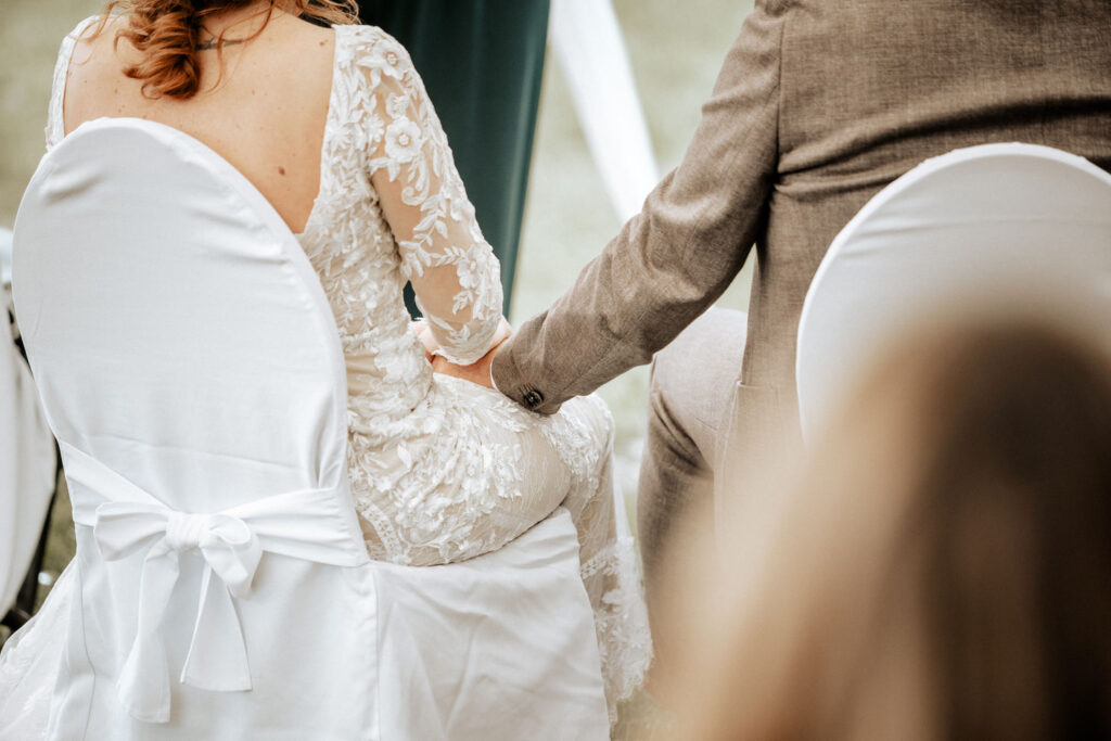 Brautpaar beim Hochzeit, Händchen haltend