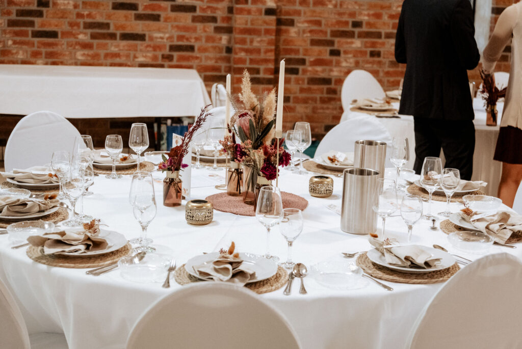 Festlich gedeckte Tafel mit Blumenschmuck