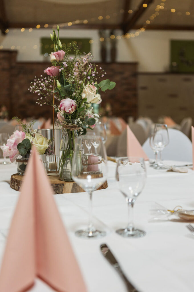 Festliche Hochzeitstafel mit Blumenschmuck