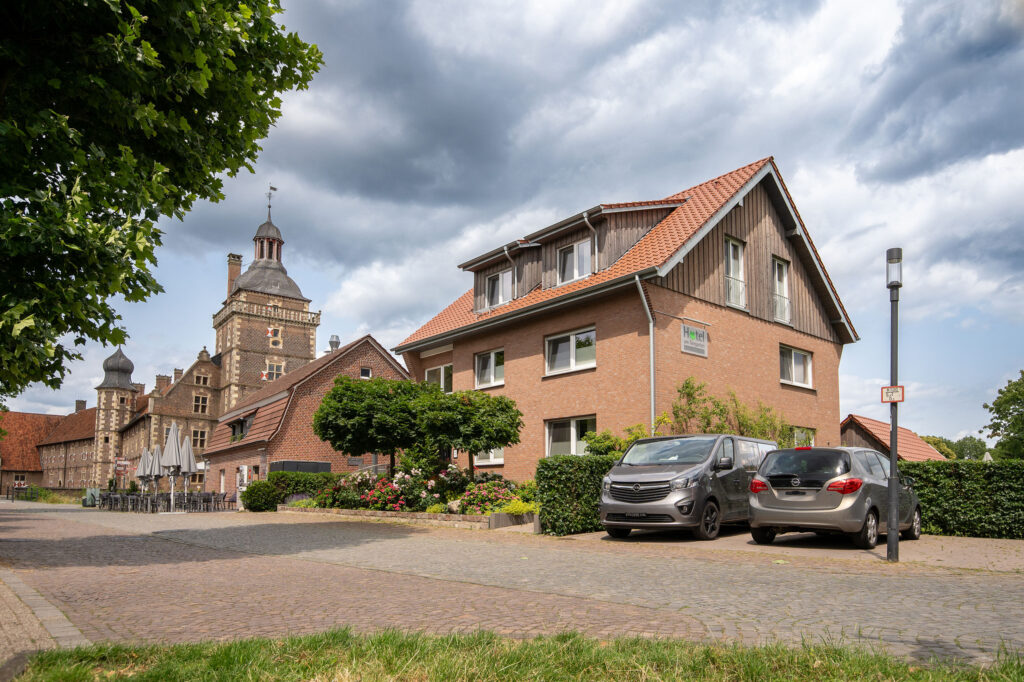 Haus in Schlossnähe, zwei Autos geparkt