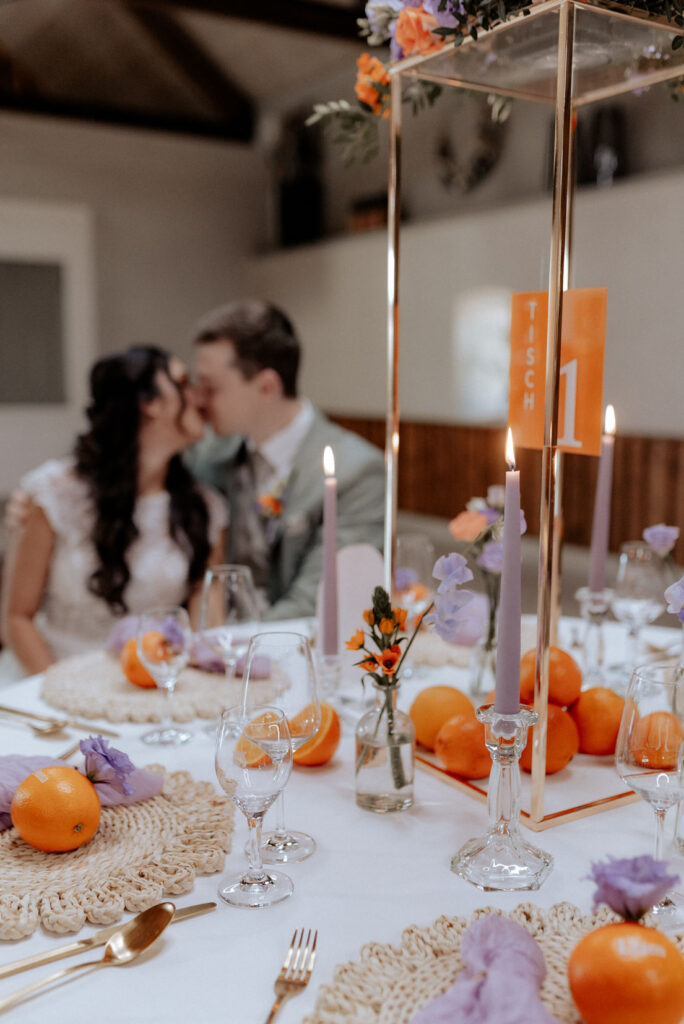 Hochzeitspaar, Tischdeko mit Orangen und lila Kerzen