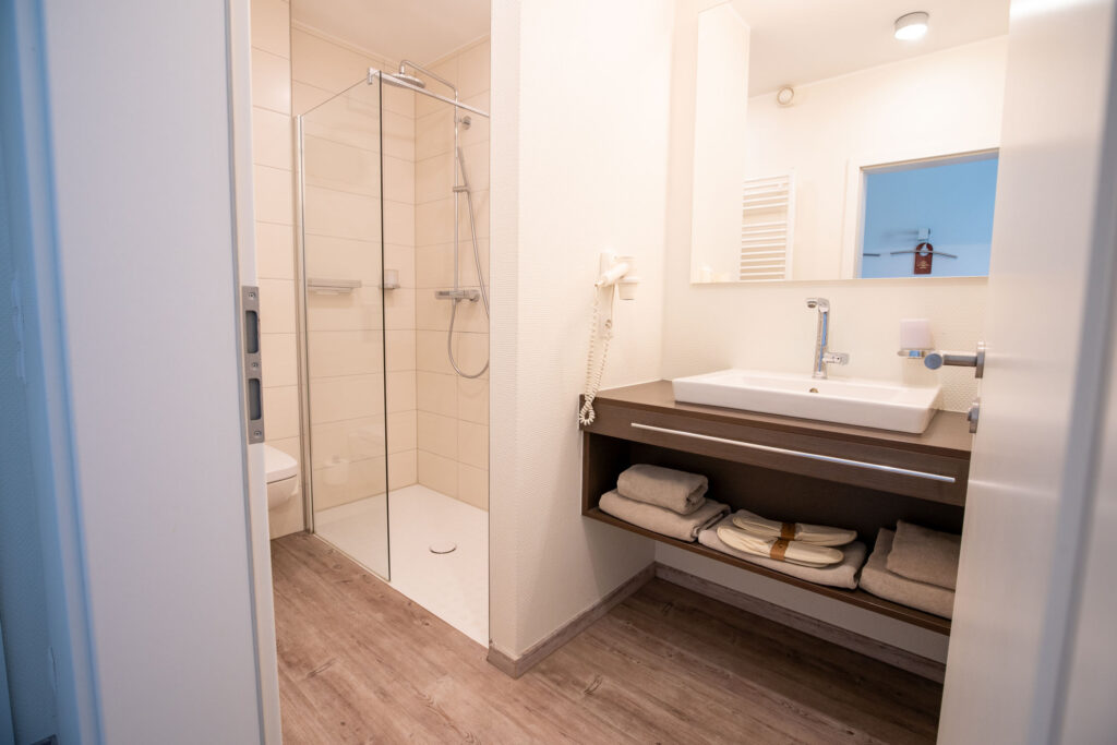 Modernes Badezimmer mit Dusche und Waschbecken