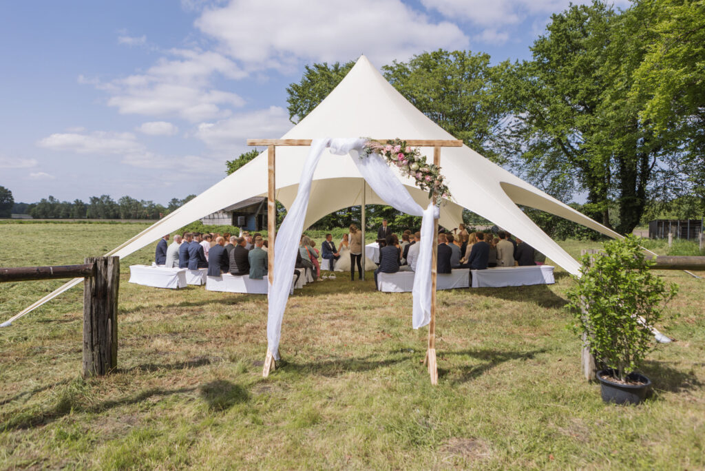Traumhafte Hochzeitszeremonie unter freiem Himmel